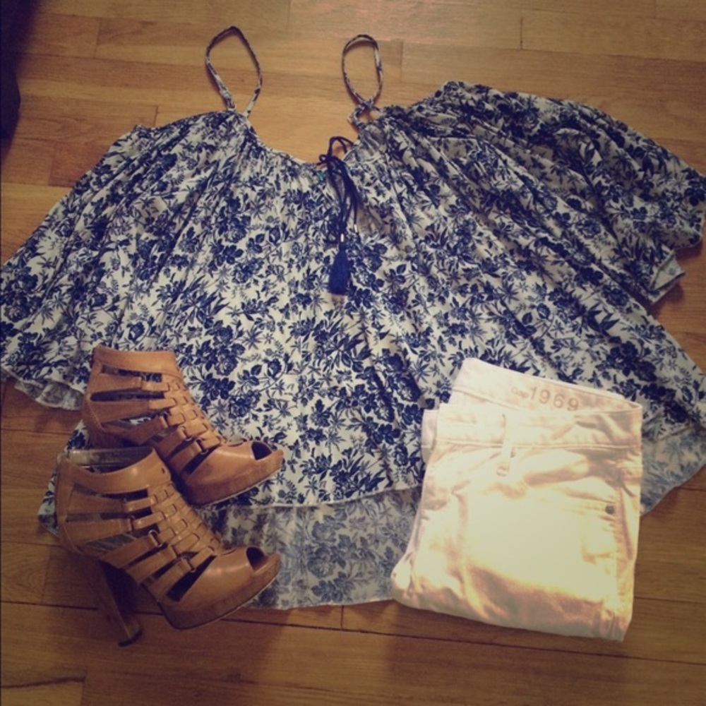 ✨NWT✨ Francesca's Collection cold shoulder top